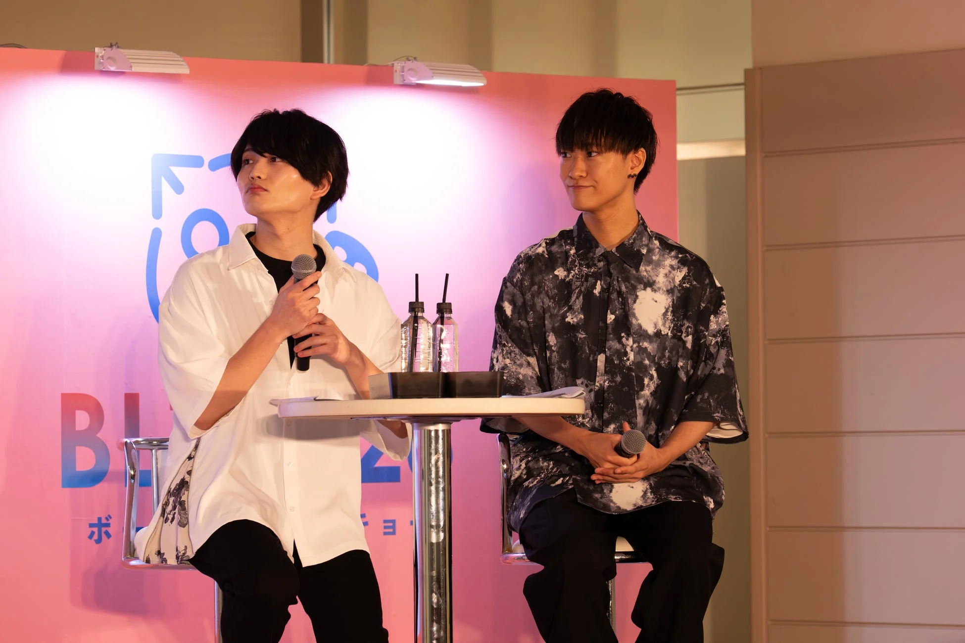 ステージ上の小野将夢さんと野辺シュウさん
