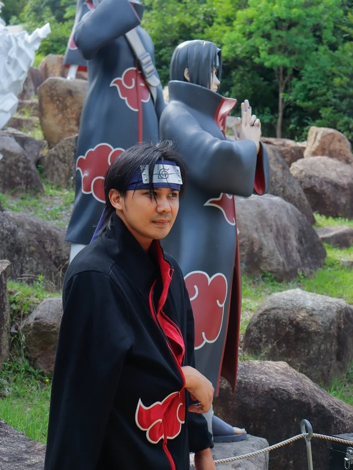 アカツキの衣装を着た人物と像