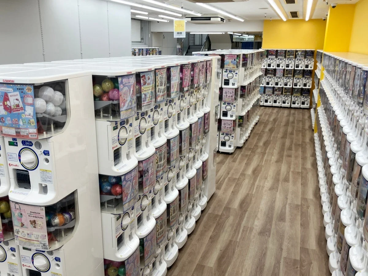 多数のガシャポン機が並ぶ「POP @P CAPSULE -AKIHABARA-」の店内