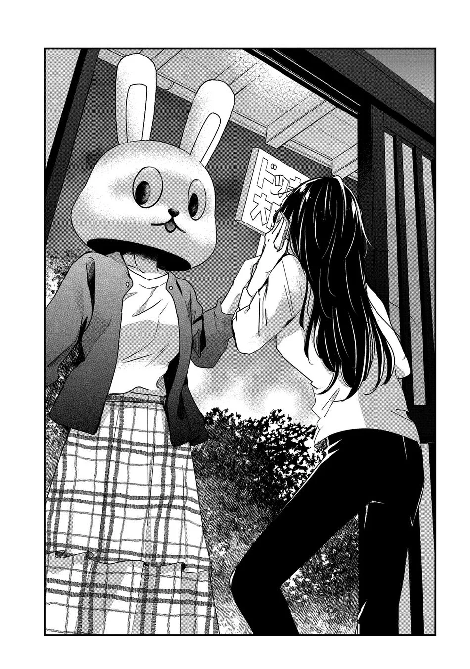 うさぎの着ぐるみを着た人物と、看板を持つ長髪の女性が屋外で向かい合って話しているモノクロのイラスト