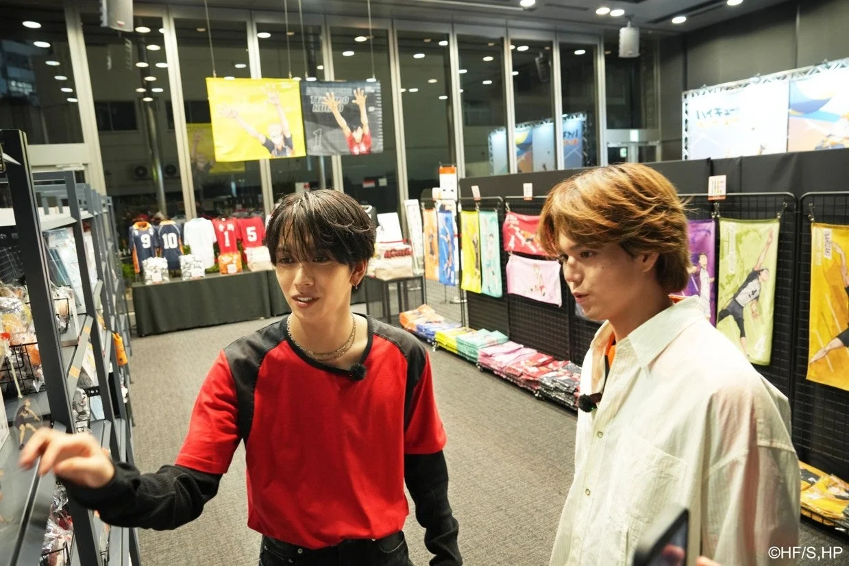 MAZZELのRANさんとEIKIさんがグッズエリアでショッピング