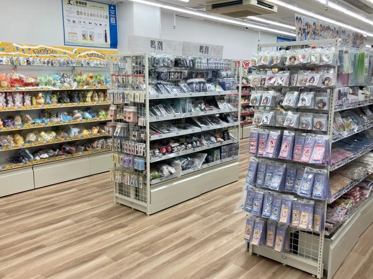 ポケモンや「鳴潮」など、人気タイトルのキャラクターグッズが並べられたフロア