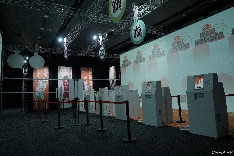 アニメ「ハイキュー!!」の屋内イベント会場で「目指せ! 最高到達点!!」の文字が投影されている