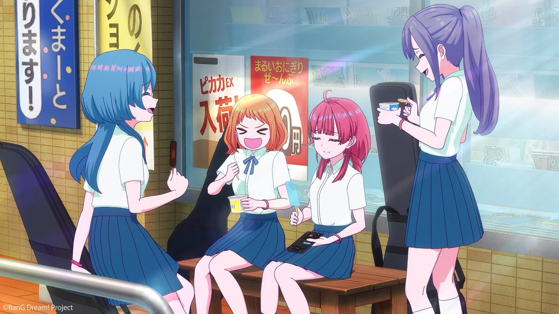 アイスクリームを食べる女子生徒たち