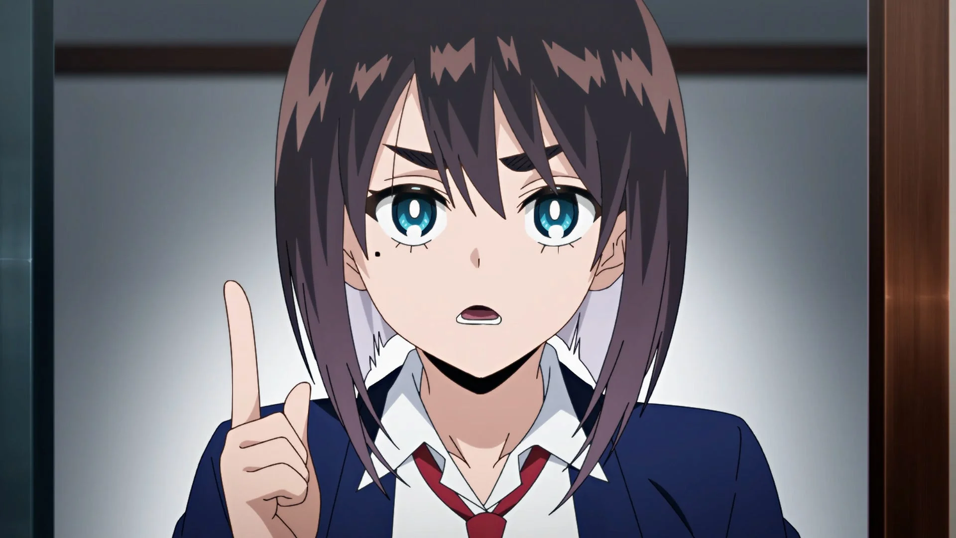 制服を着たショートヘアの少女が、驚いたような表情で指を一本立てているアニメのワンシーンです。