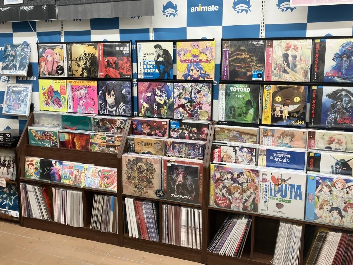 アニメやゲームのCD、レコード、DVDが並ぶ音楽・映像ソフトコーナー