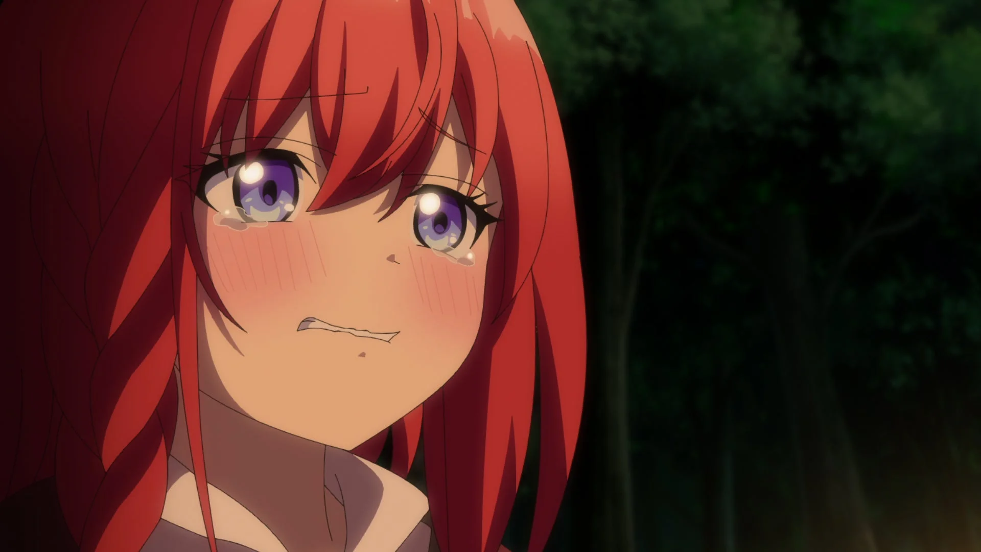 赤い髪と紫色の瞳を持つアニメの少女