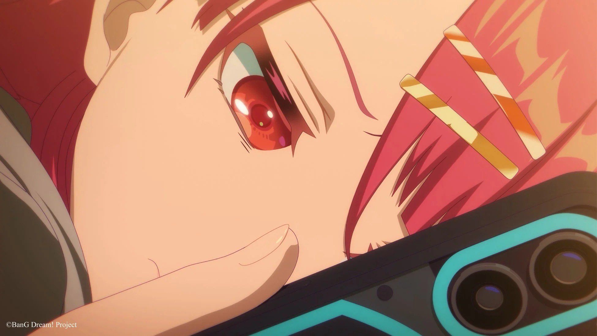 ピンク色の髪と赤い目を持つアニメキャラクターが、スマートフォンを手にしているクローズアップ画像です。キャラクターは画面を見つめているようで、2つのストライプ柄のヘアピンを付けています。