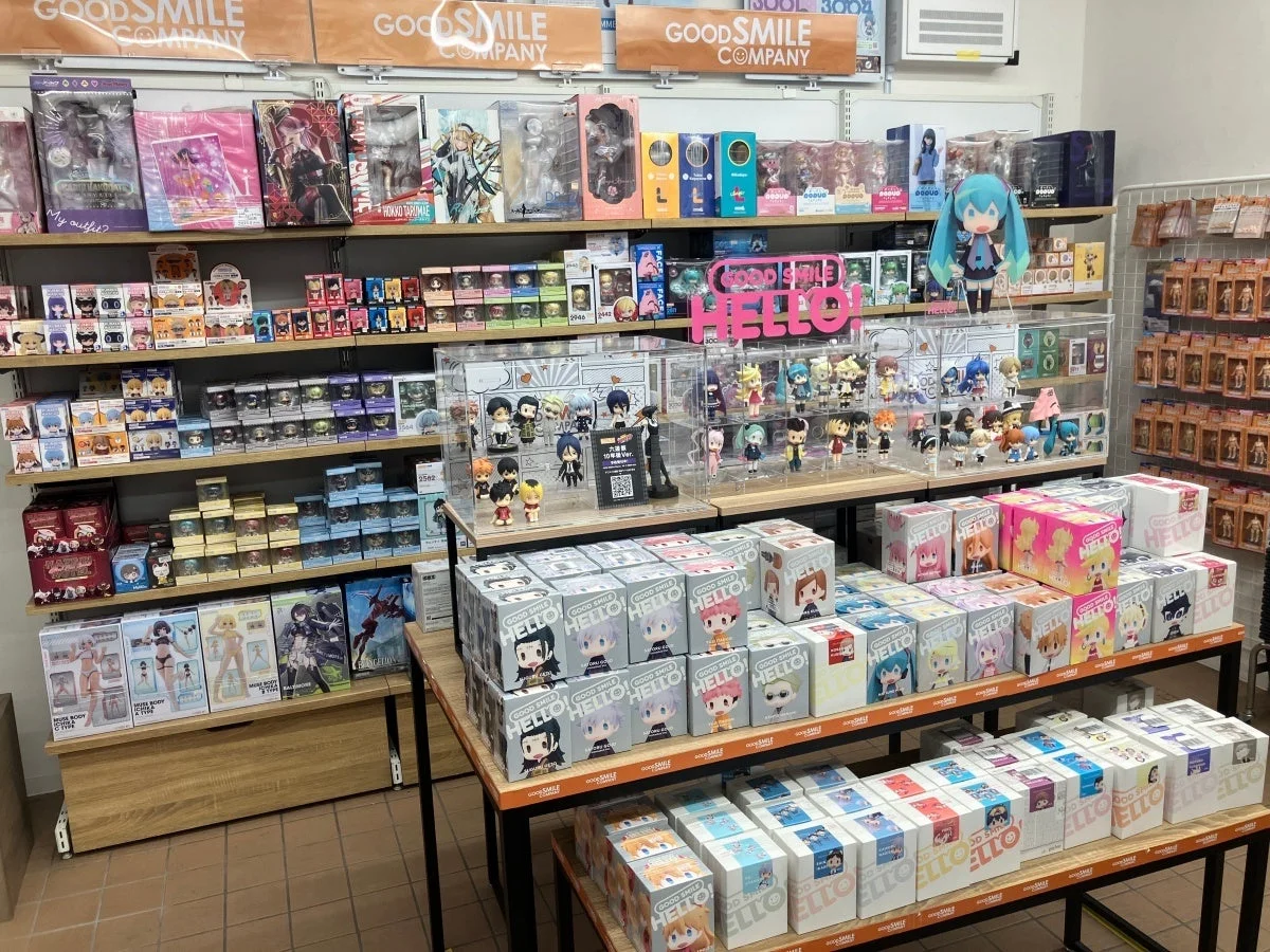 グッドスマイルカンパニーのフィギュアなどが多数陳列された1号館の様子