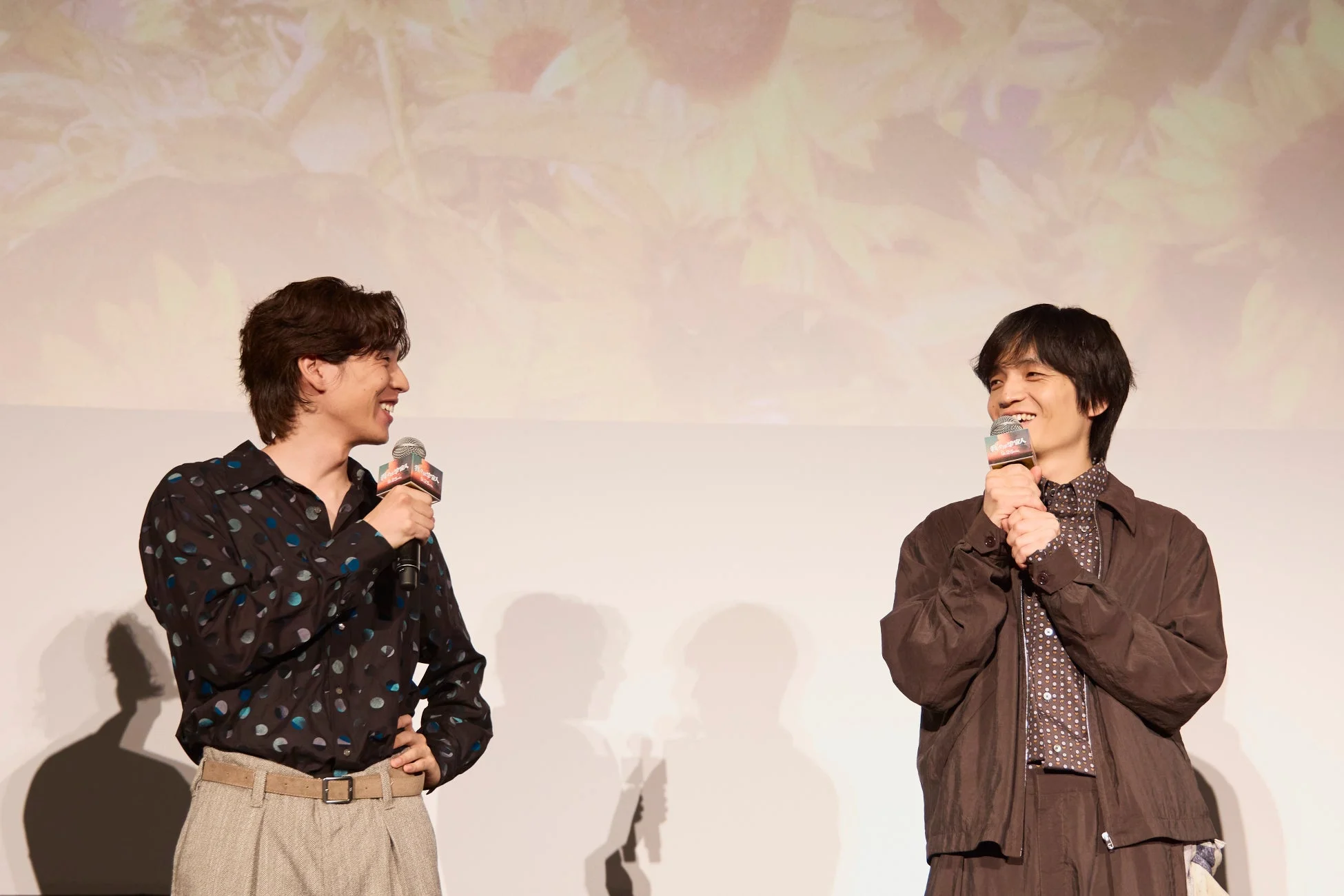 登壇者とスクリーン