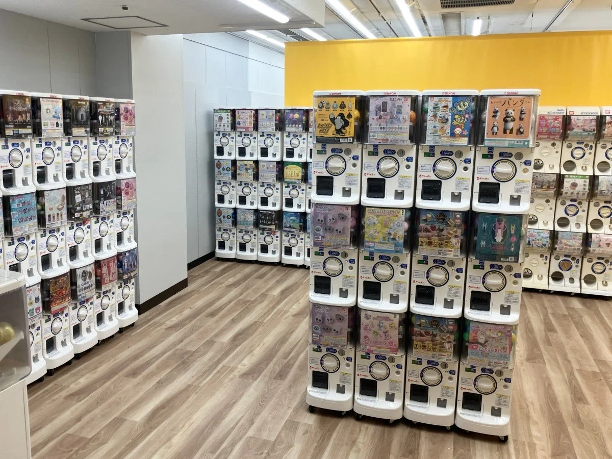 広々とした空間に様々なカプセルトイが並ぶ「POP @P CAPSULE -AKIHABARA-」の様子