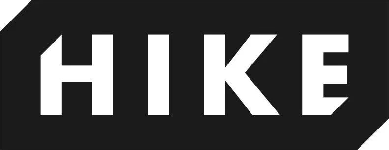 黒い背景に白抜きで「HIKE」と書かれたロゴマークです。角が斜めにカットされた長方形の背景に、力強いフォントで文字が配置されています。