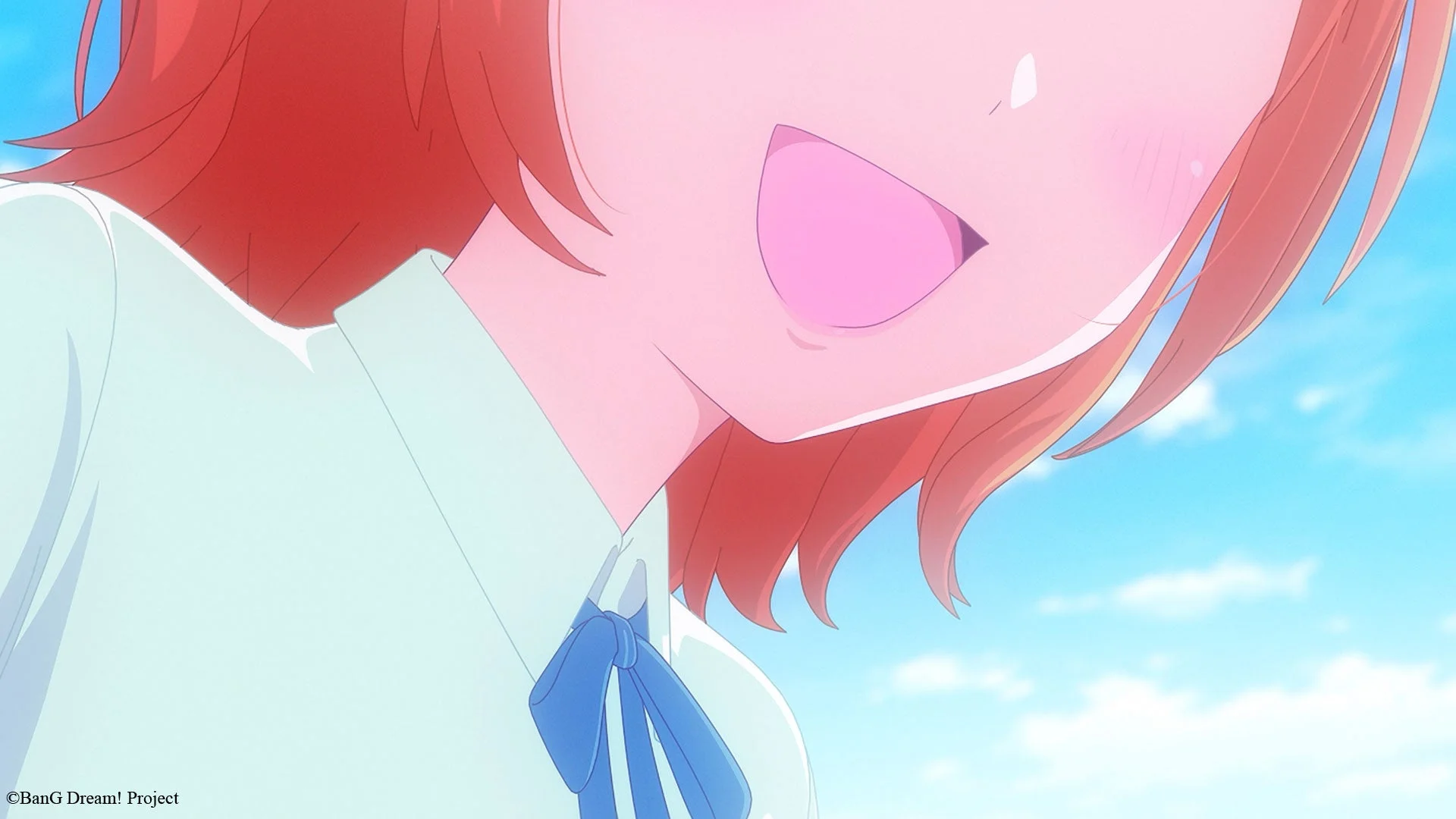 赤い髪の少女が青い空の下で満面の笑みを浮かべているアニメーションのクローズアップ画像