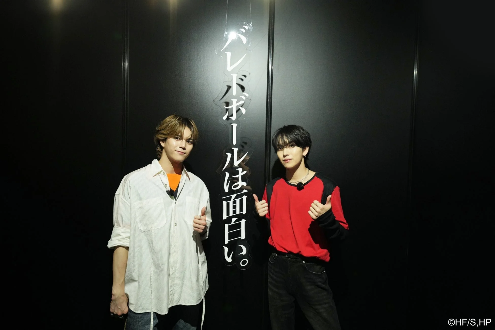 囲み取材に応じるMAZZELのRANさんとEIKIさん