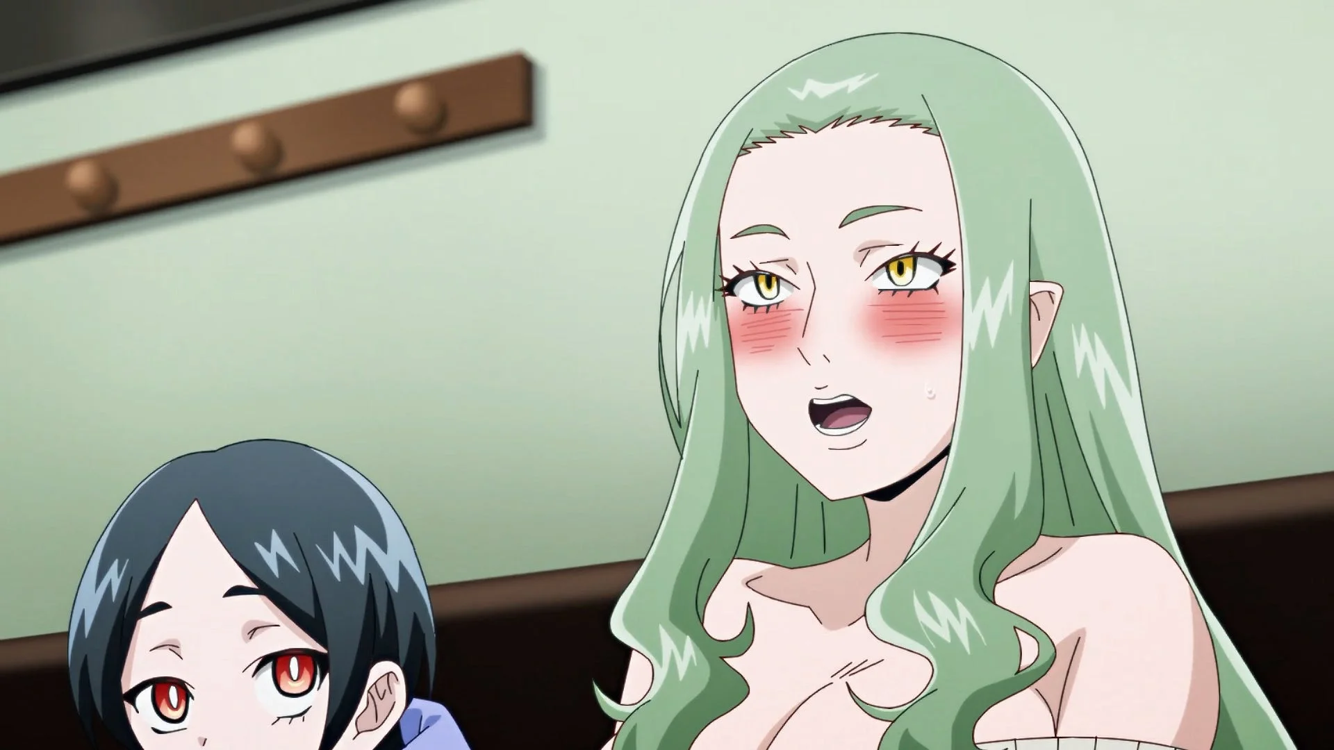 緑色の長い髪と黄色い目を持つ女性キャラクターが、頬を赤らめて困惑した表情を浮かべています。彼女は少し汗をかいており、口が半開きです。