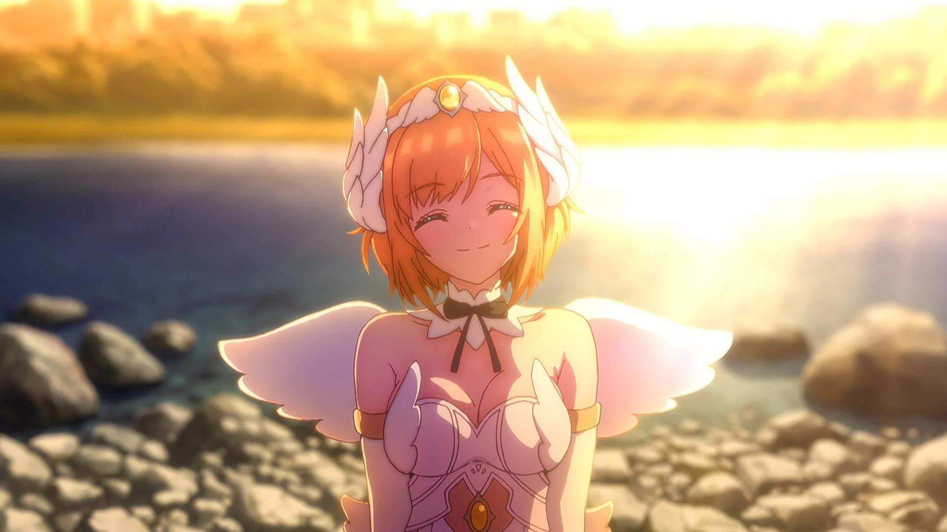 夕焼けが輝く美しい海辺で、目を閉じて優しく微笑むアニメの少女の姿です。白い天使のような衣装と羽根が特徴的で、暖かく幻想的な雰囲気に包まれています。