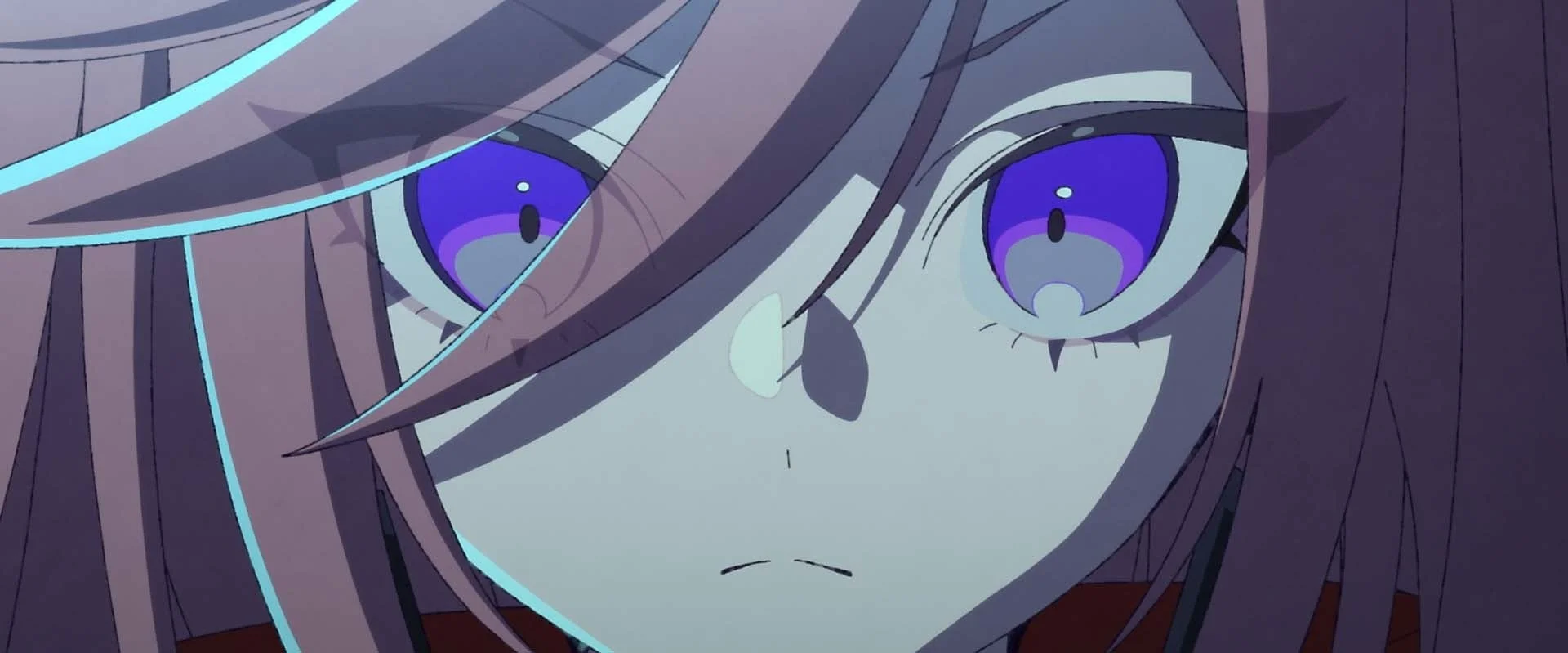 アニメキャラクターの顔のクローズアップ画像です。前髪で一部が隠れた顔に、鮮やかな紫色の瞳が印象的で、どこか神秘的な雰囲気を醸し出しています。