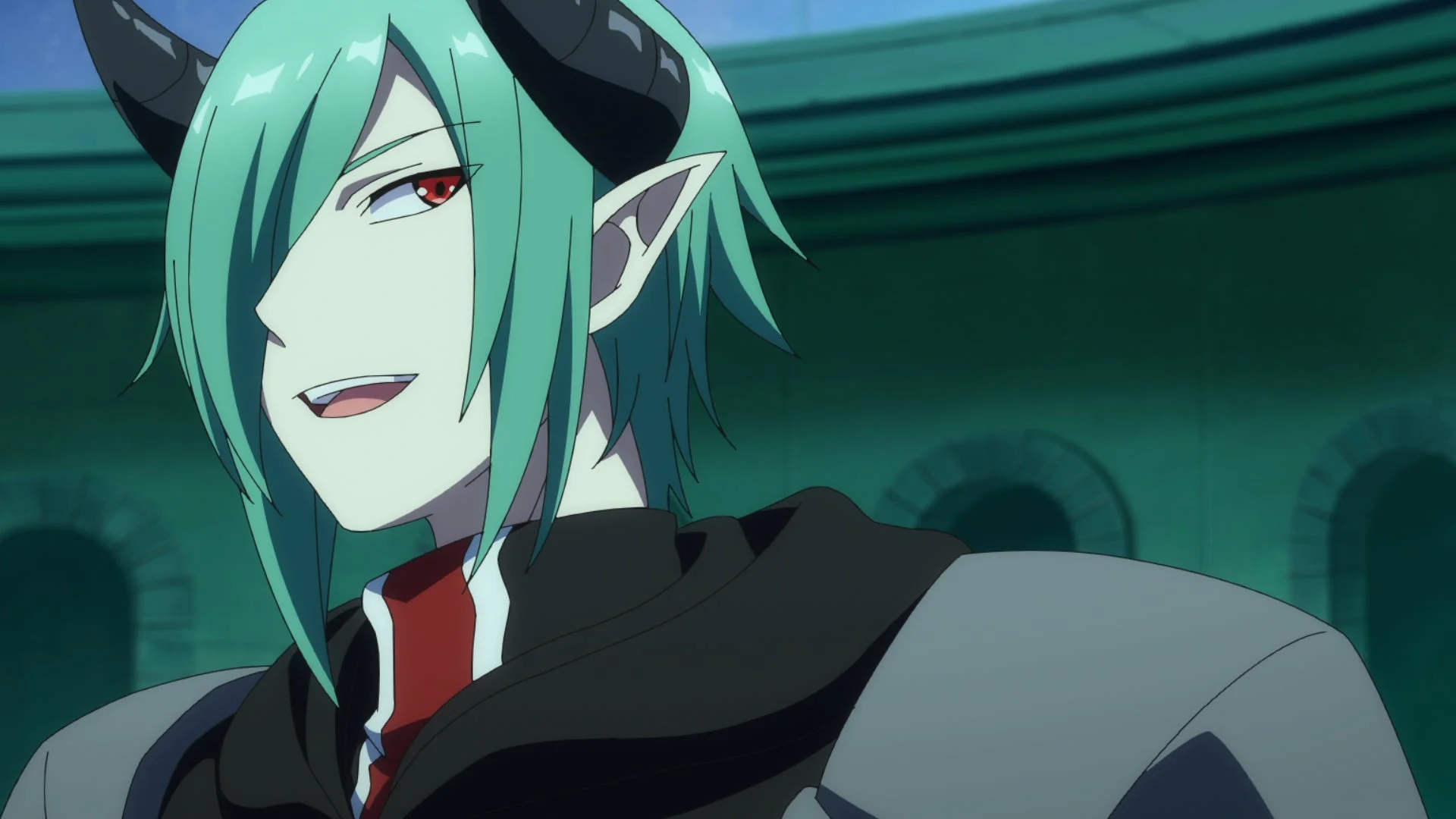 ミントグリーンの髪、赤い目、黒い角、そしてとがった耳を持つアニメの男性キャラクターが、自信ありげな笑顔を浮かべている。