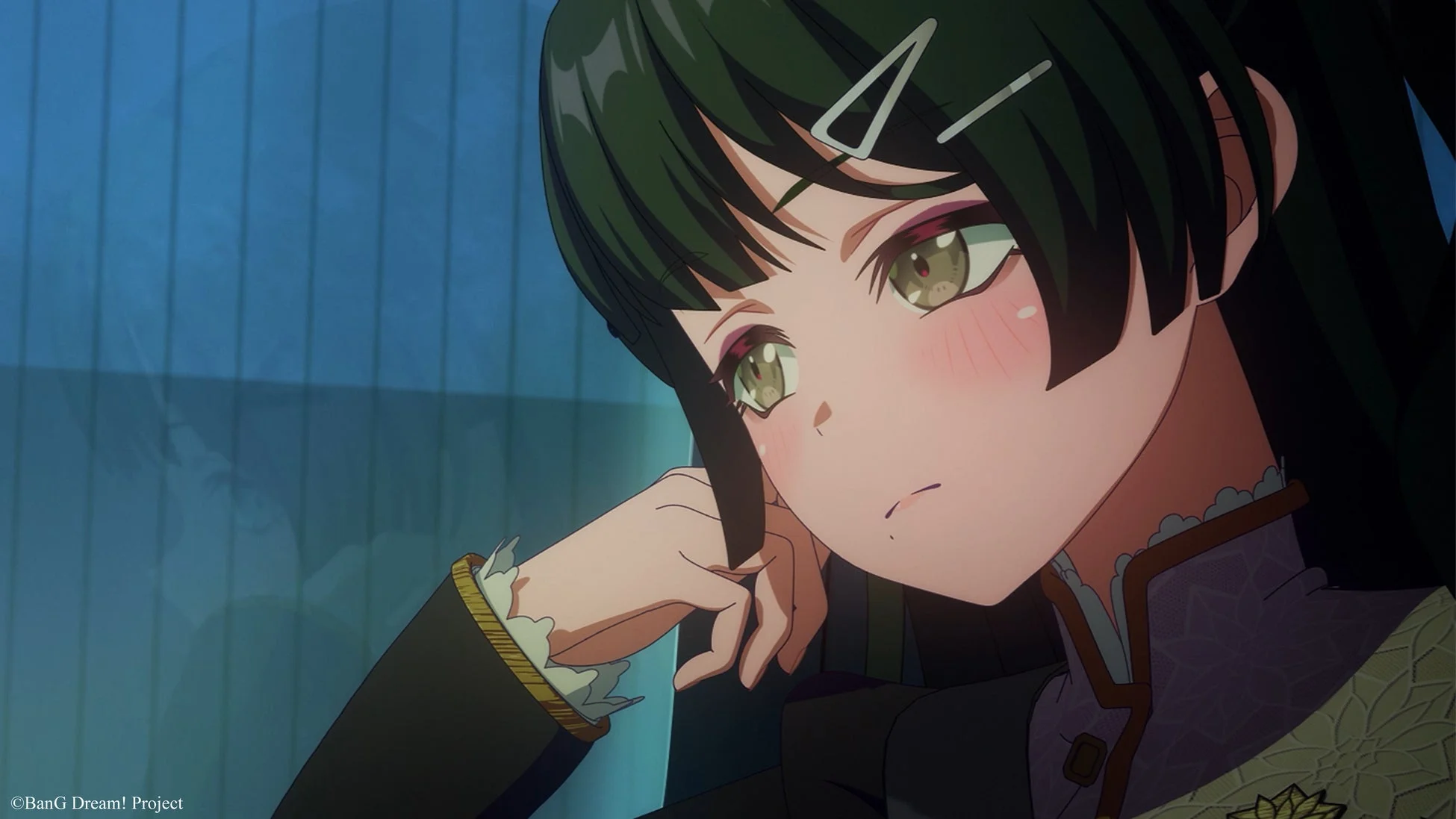 緑色の髪のアニメ少女が、頬を赤らめ、物思いにふけるような表情で描かれています。白いヘアピンとフリルの装飾が特徴的な衣装を身につけています。