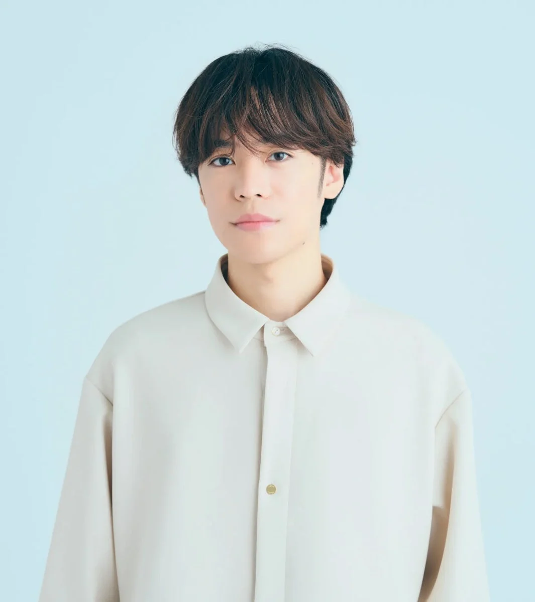 ベージュのシャツを着た若い男性のポートレート写真