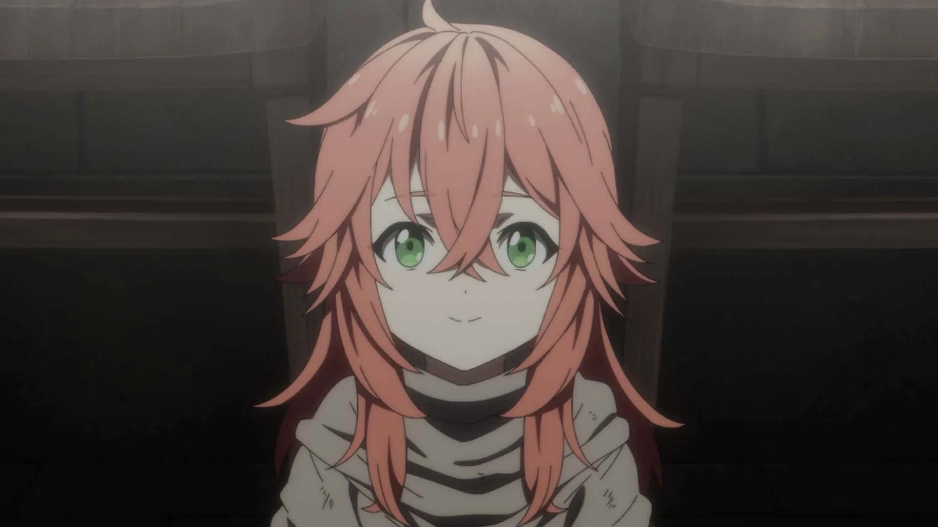 ピンク色の長い髪と緑色の瞳を持つアニメの少女が、優しい笑顔でこちらを見つめている。シンプルな服を着ており、全体的に落ち着いた雰囲気のイラストです。