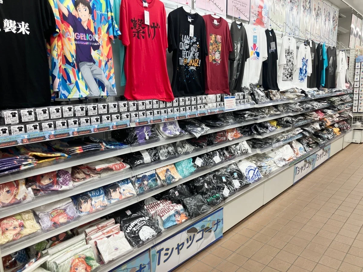 エヴァンゲリオンなど、アニメやキャラクターTシャツがずらりと並ぶコーナー