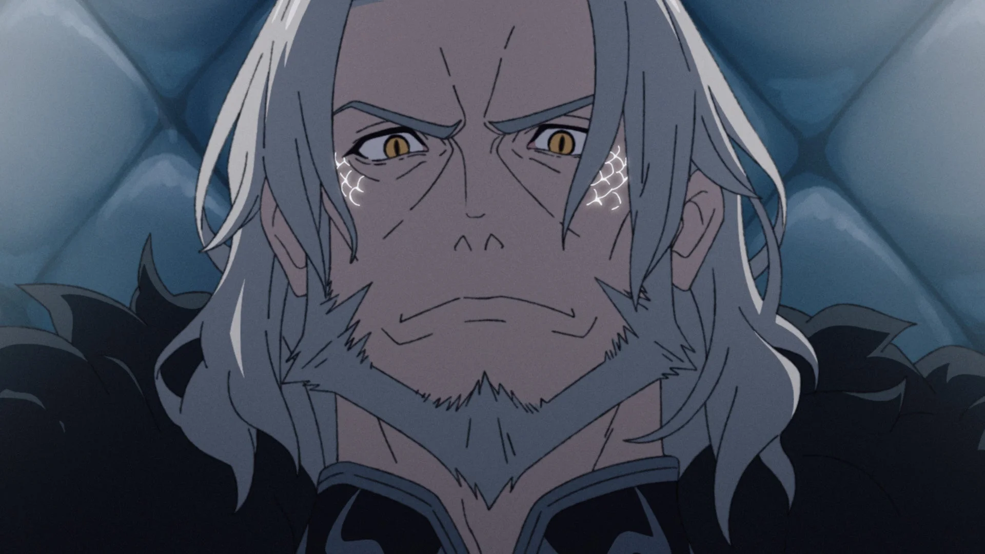 白髪と髭を持つ男性アニメキャラクターの顔のクローズアップ。黄色い目と目元には鱗のような模様があり、厳しい表情を浮かべている。