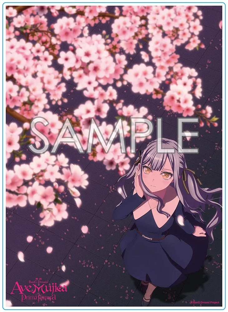夜桜の下、桜の花びらが舞い散る中で、暗い青のドレスを着た少女