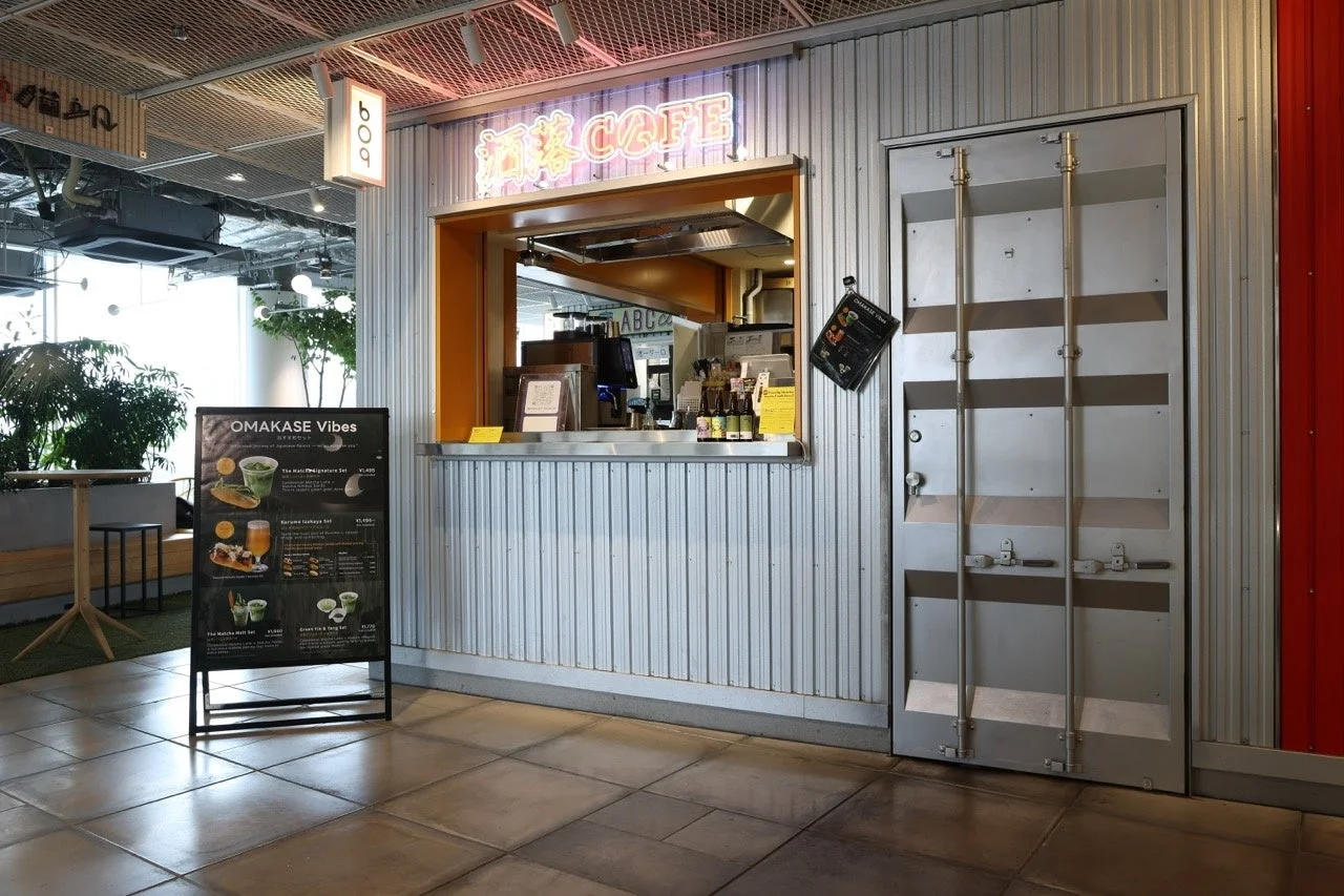 洒落CAFEの特徴を示すカフェカウンターとメニュー