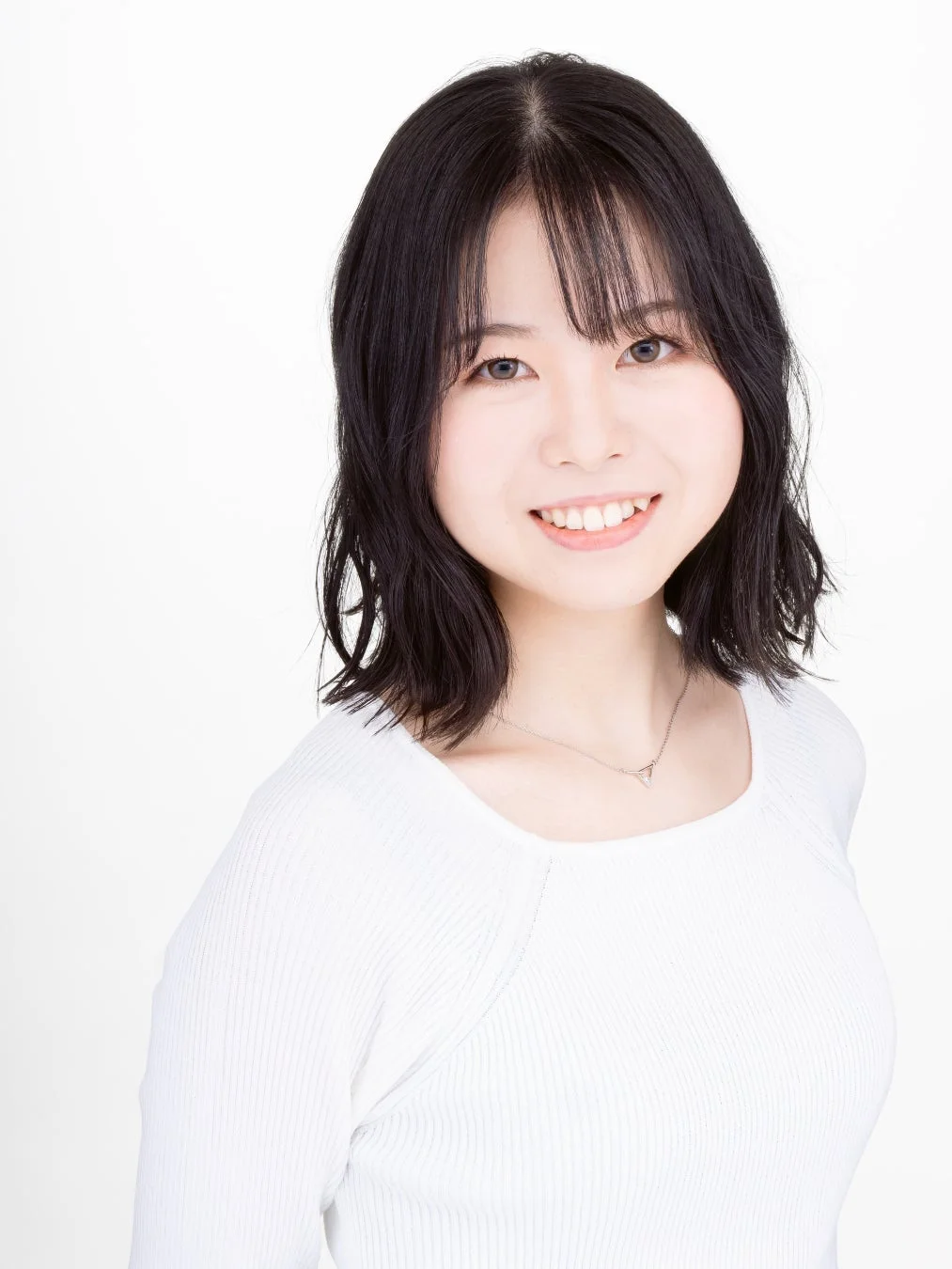 白いリブニットを着た櫻井みゆきさんのポートレート