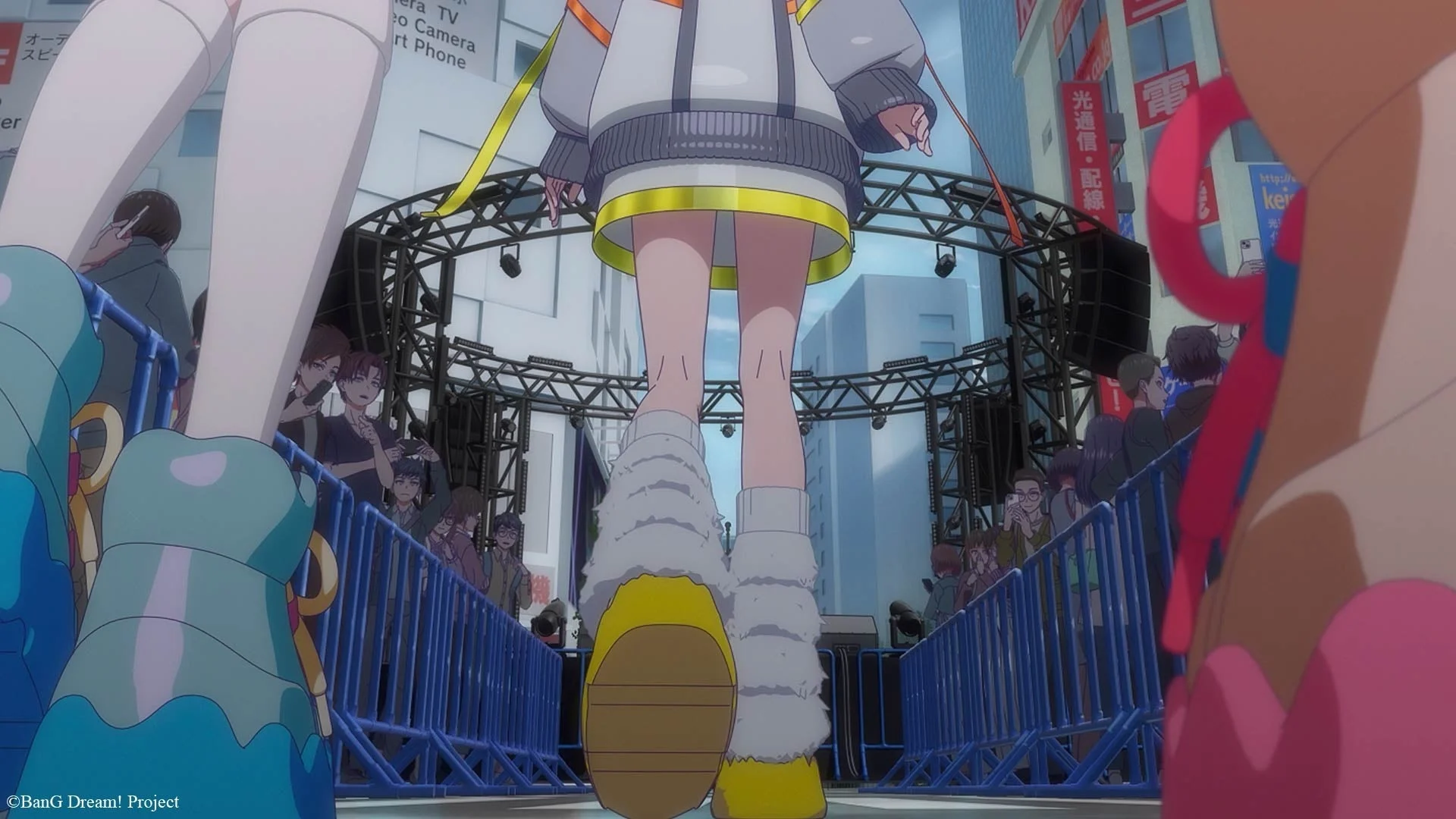 ライブステージに立つキャラクターの足元