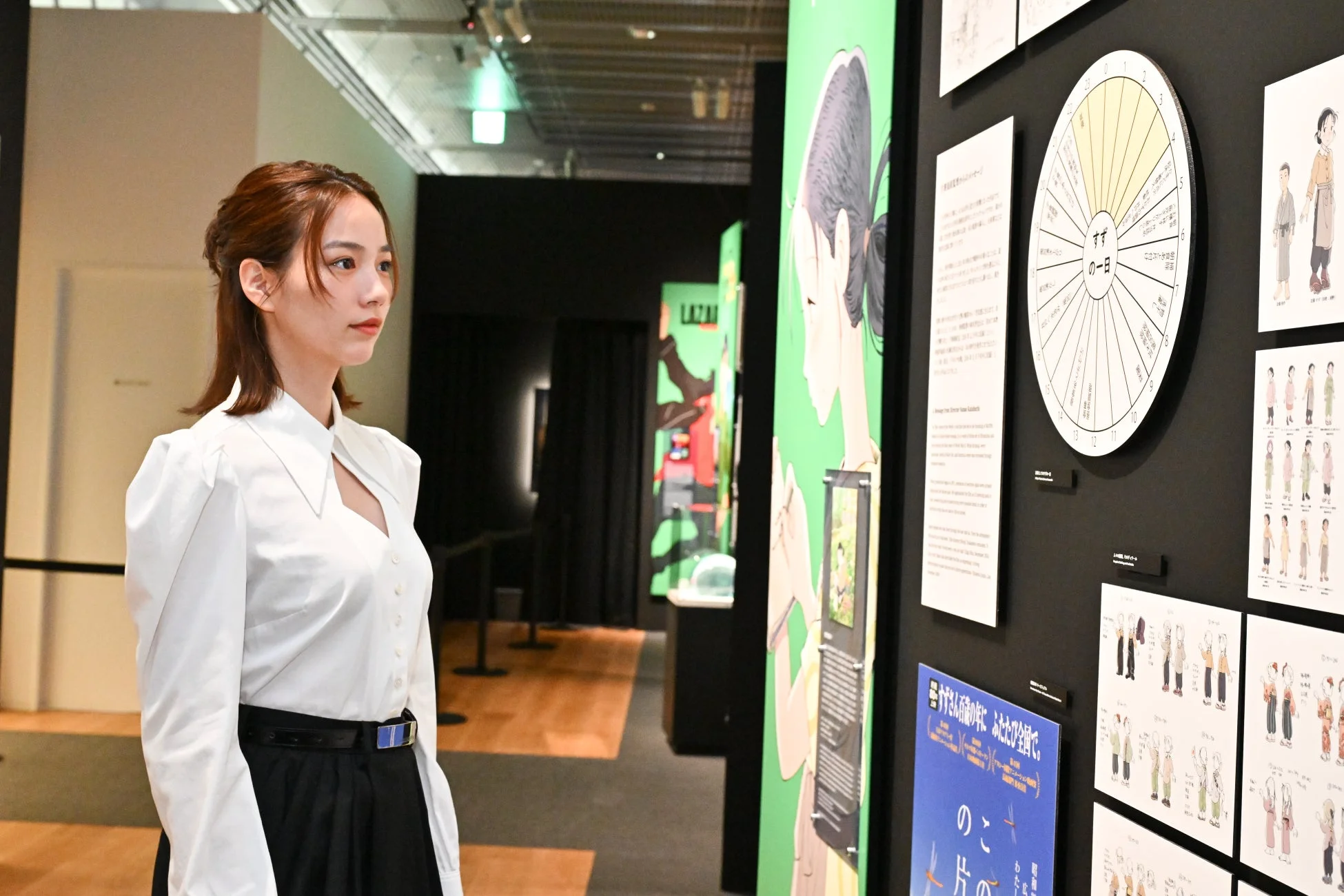 「この世界の片隅に」の展示を見るのんさん