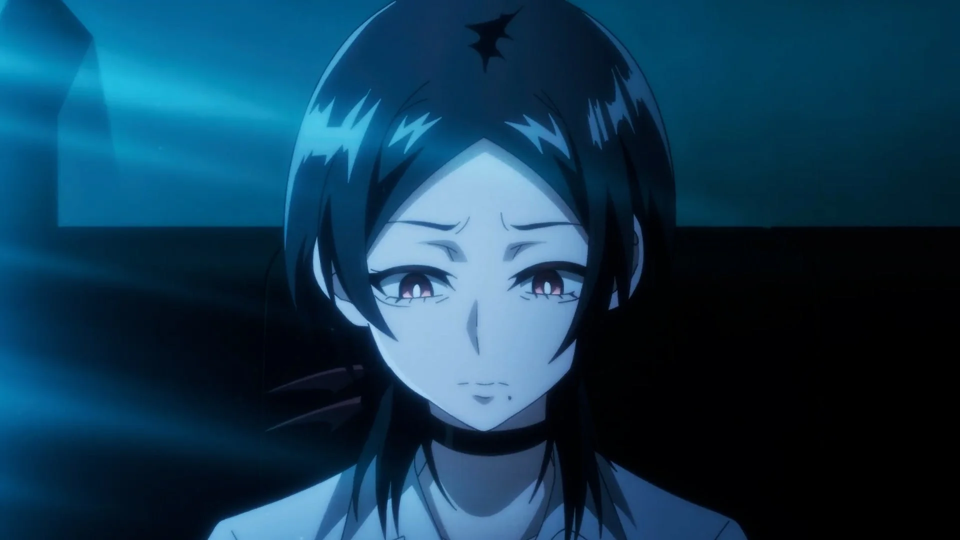 暗い背景と青い光の中で、チョーカーをつけた黒髪の女性アニメキャラクターが正面を見つめています