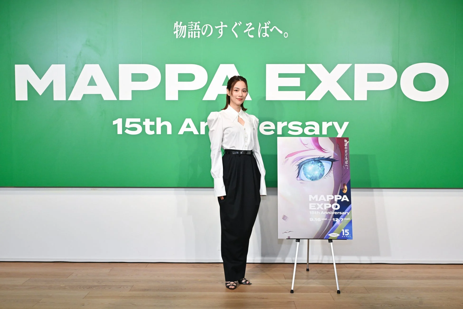 MAPPA EXPOのポスターと並ぶのんさん