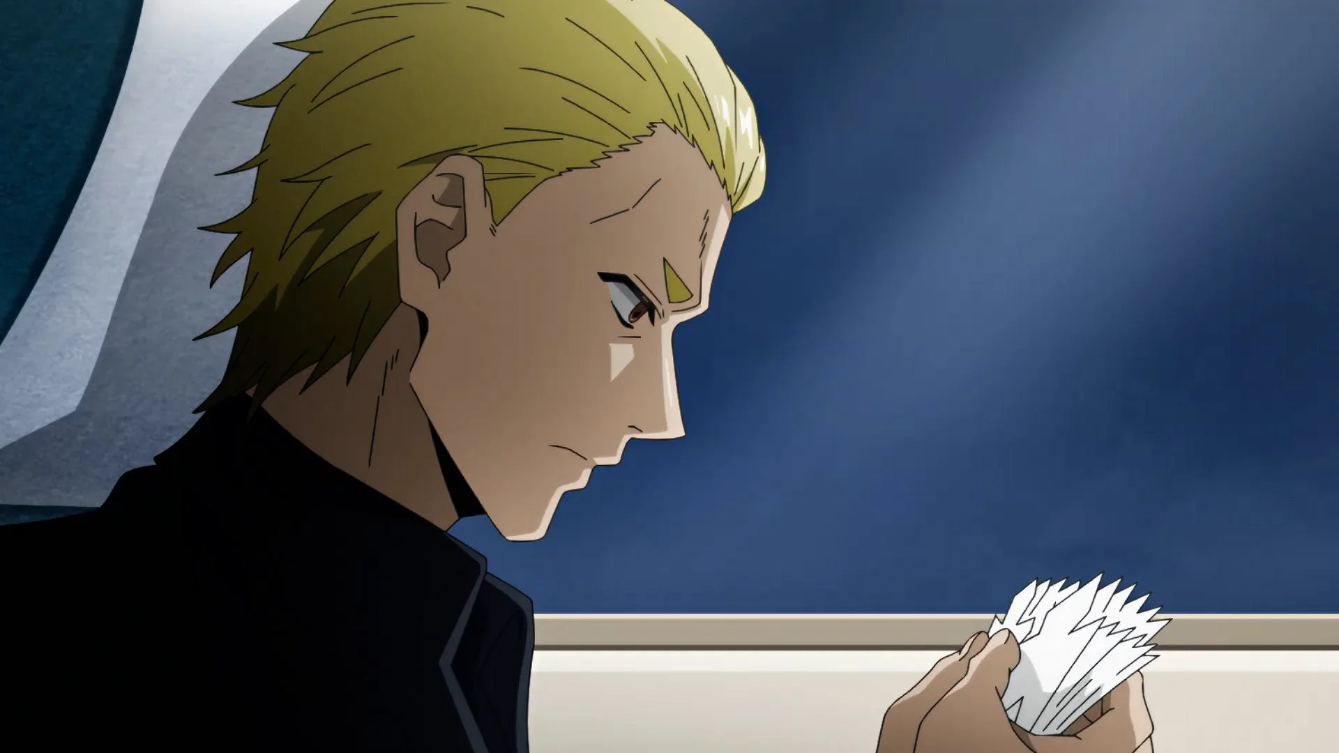 金髪の男性アニメキャラクターが、真剣な表情で手に持った小さな紙の束を見つめている横顔のシーン