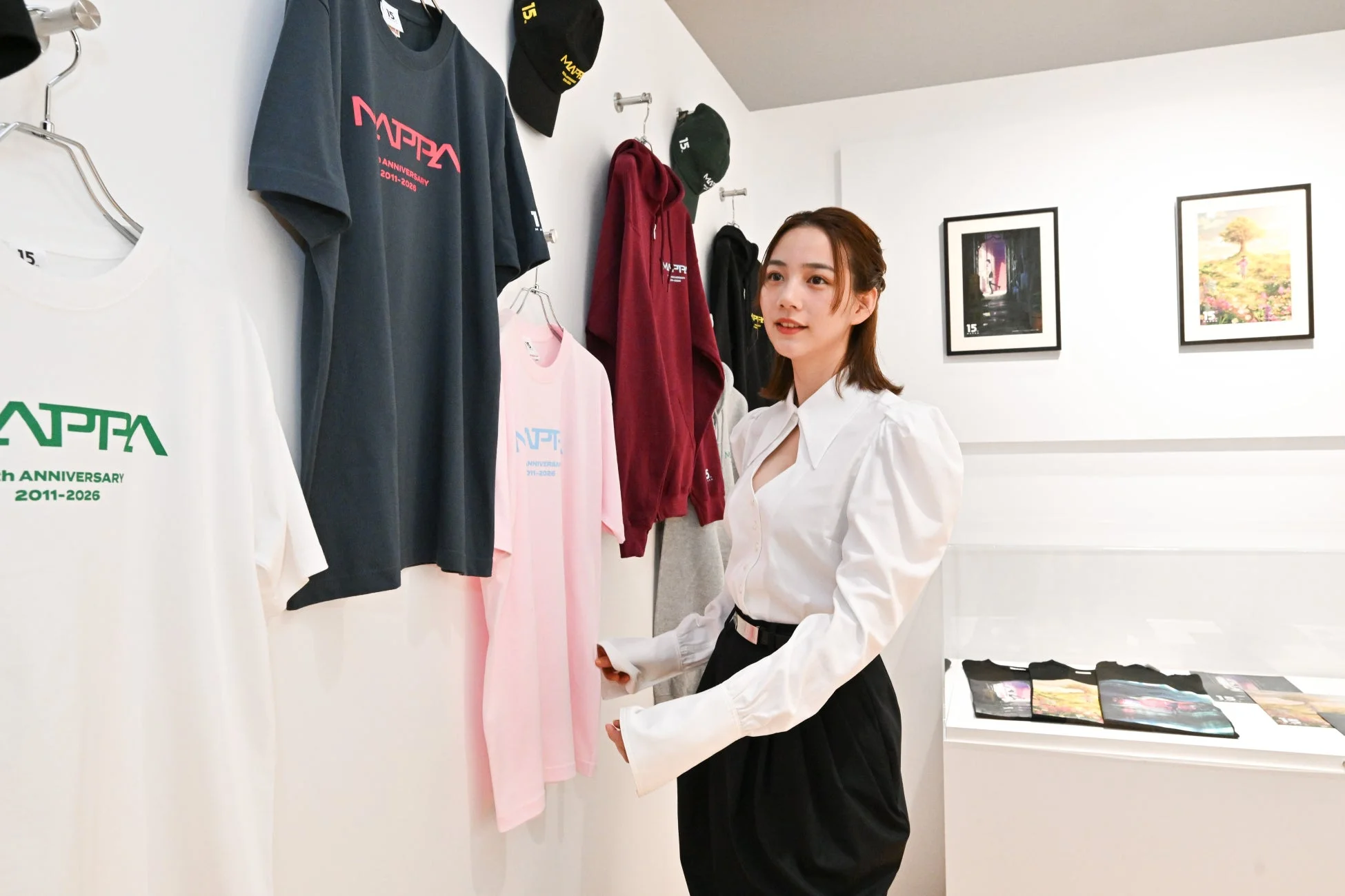 グッズ展示を見るのんさん