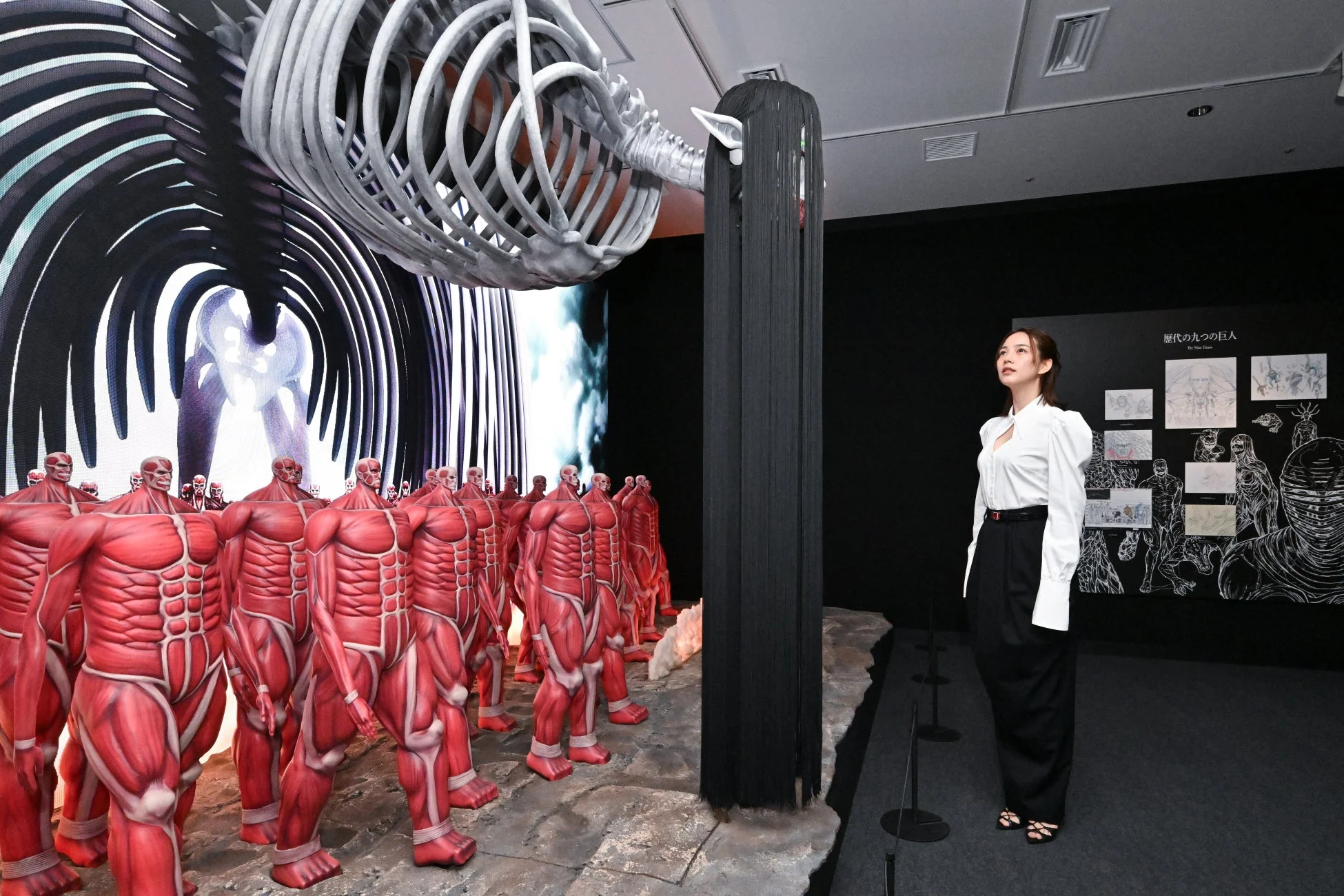 進撃の巨人の展示を見るのんさん